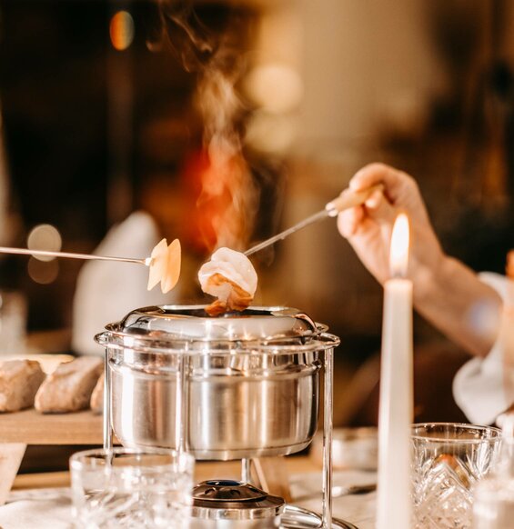 Fondue in Obertauern in the Römerhof hotel restaurant